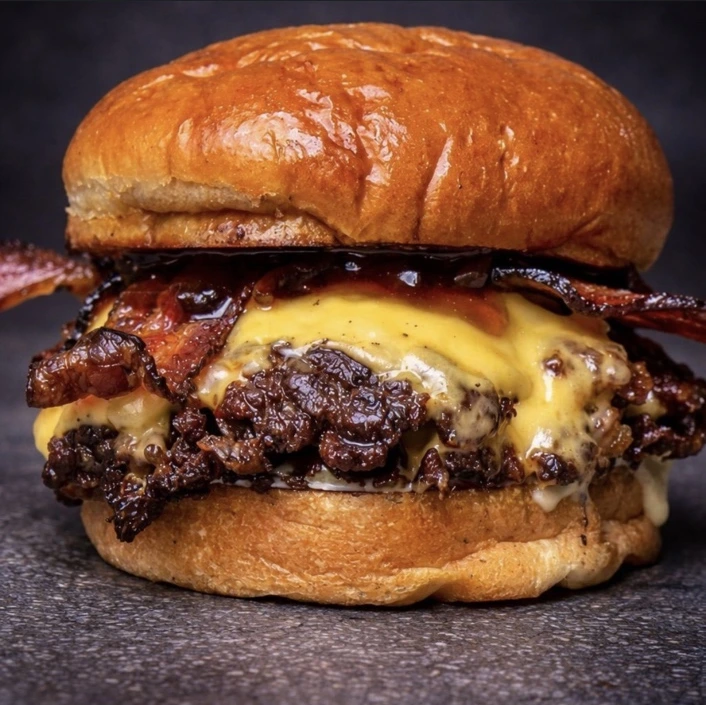 Hamburguesa de Va de Salsas con pan dorado y queso fundido, fotografía aportada
